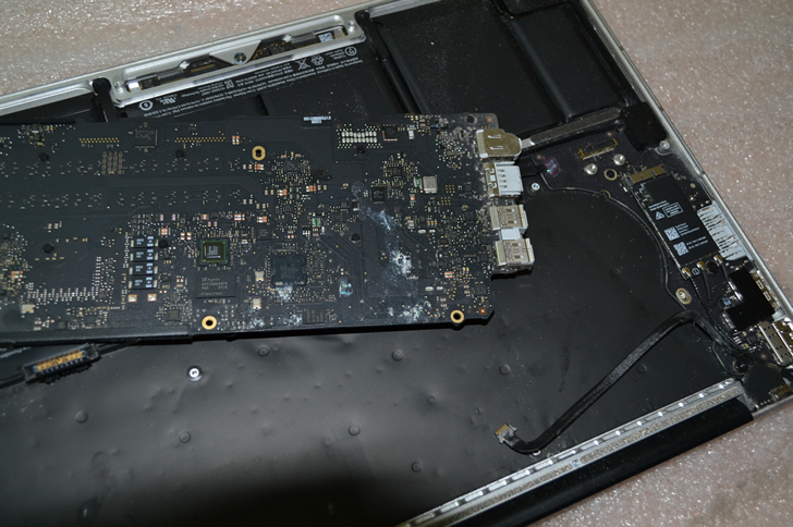 Залили MacBook Pro A1502